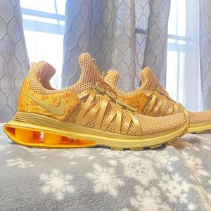 Nike Shox Gravity Size 10 women’s in gold color